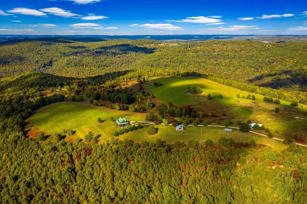 Lodge at OZK Ranch- Incredible mountaintop cabin with hot tub and views